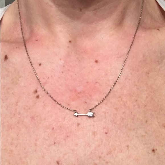 Dainty arrow necklace - Picture 2 of 4